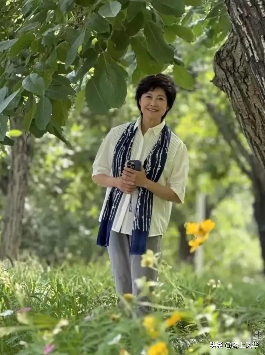主持人敬一丹去世了，
查了一下才知道，
和很多退休之后安于享乐的名人不同，她的晚