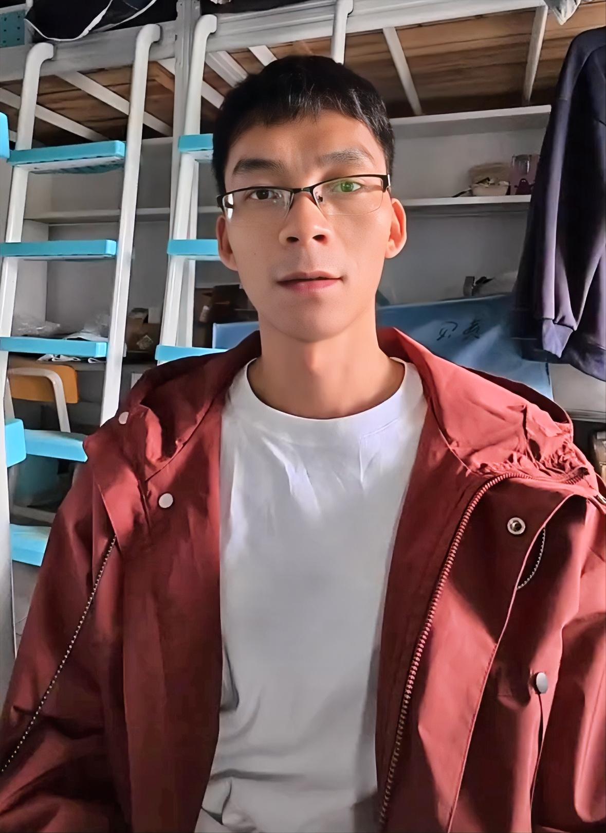 唐尚珺挑战杯拿金奖，唐尚珺坦言非常高兴能参加学习以外比赛拿到金奖。

唐尚珺更新