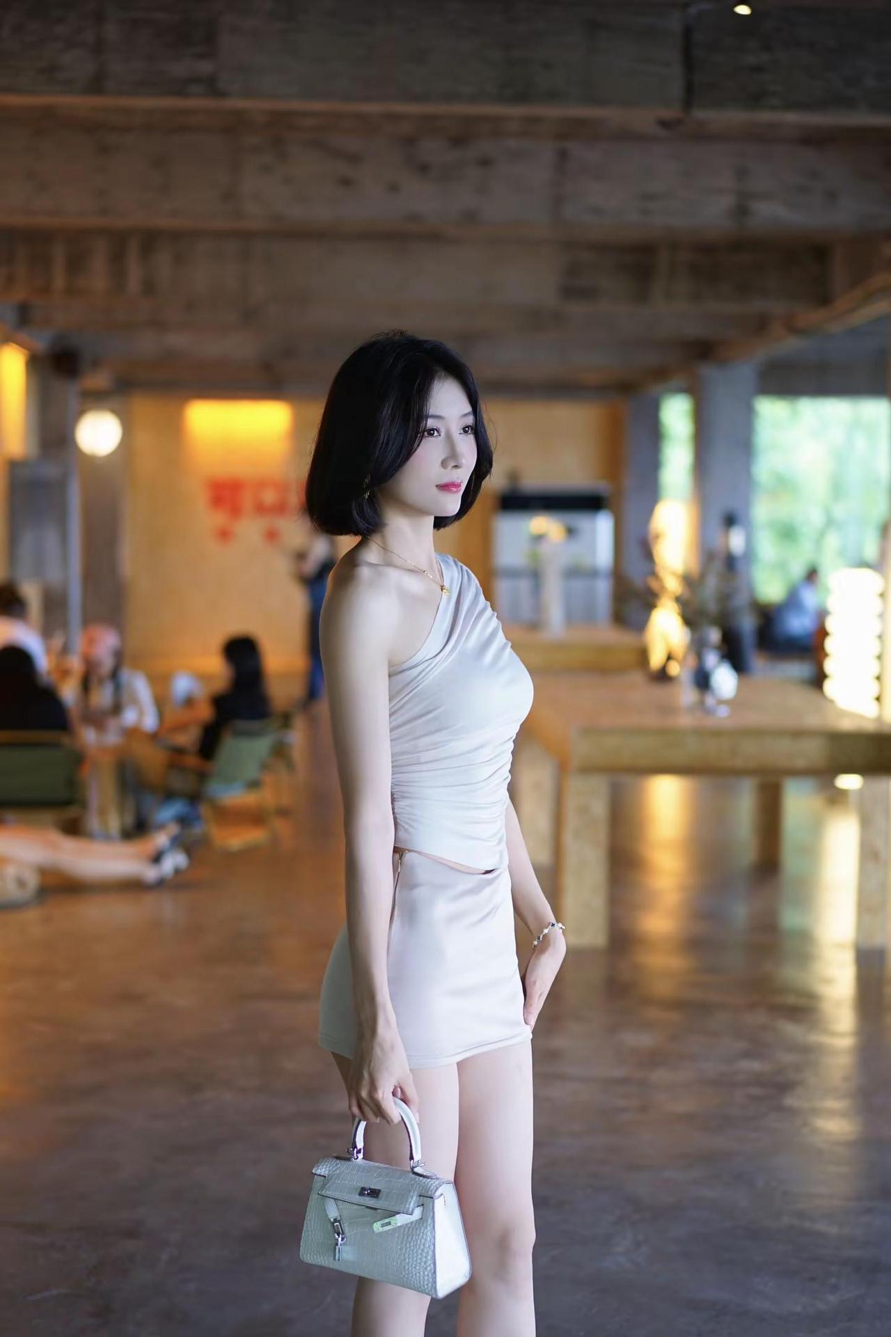 不是一见钟情 而是第一次见面穿了包臀裙