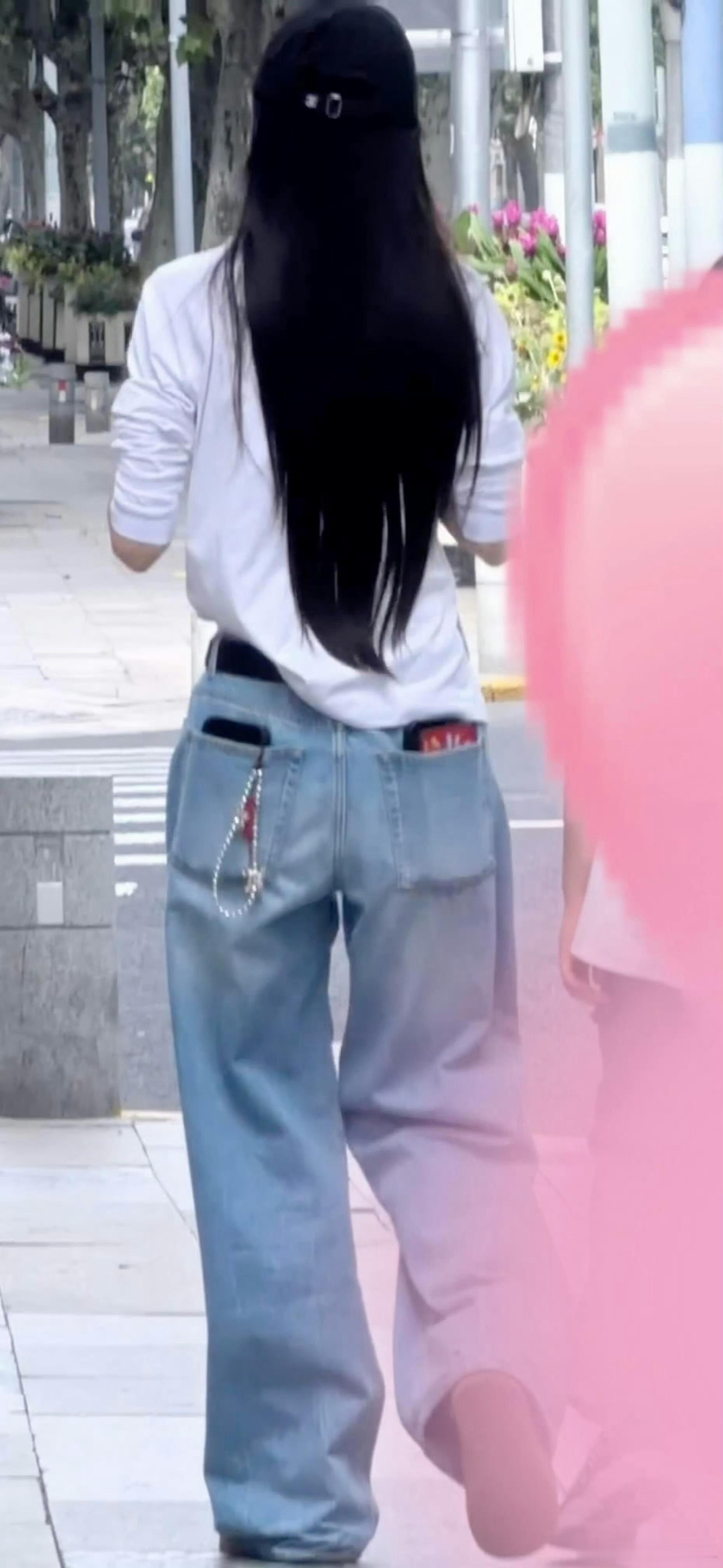 上海街头偶遇Angelababy上海街头新鲜路透！路人偶遇Angelababy，