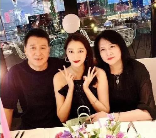 鹿晗关晓彤的分手月经贴又来了！
自从鹿晗和关晓彤恋爱之后，时不时就会传出分手的新