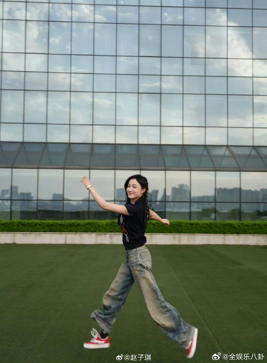 赵子琪乘风妆造完全青春女大来的乘风2026赵子琪这妆造也太绝了！完全就是青春女大