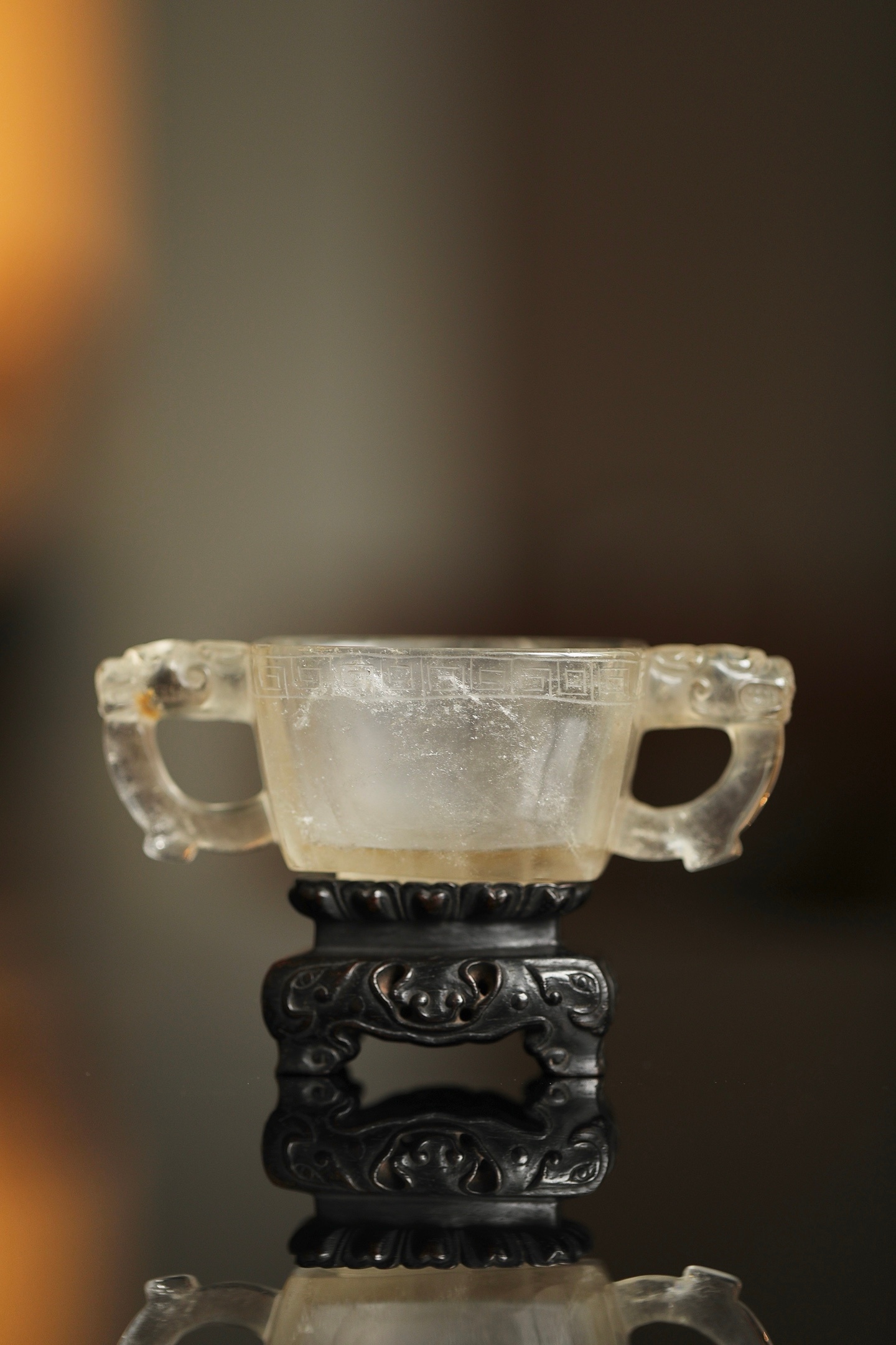 水晶 | 螭龙耳回纹杯杯身雕回纹锦边，线条工整流畅，古韵盎然；两侧巧作双龙耳，螭