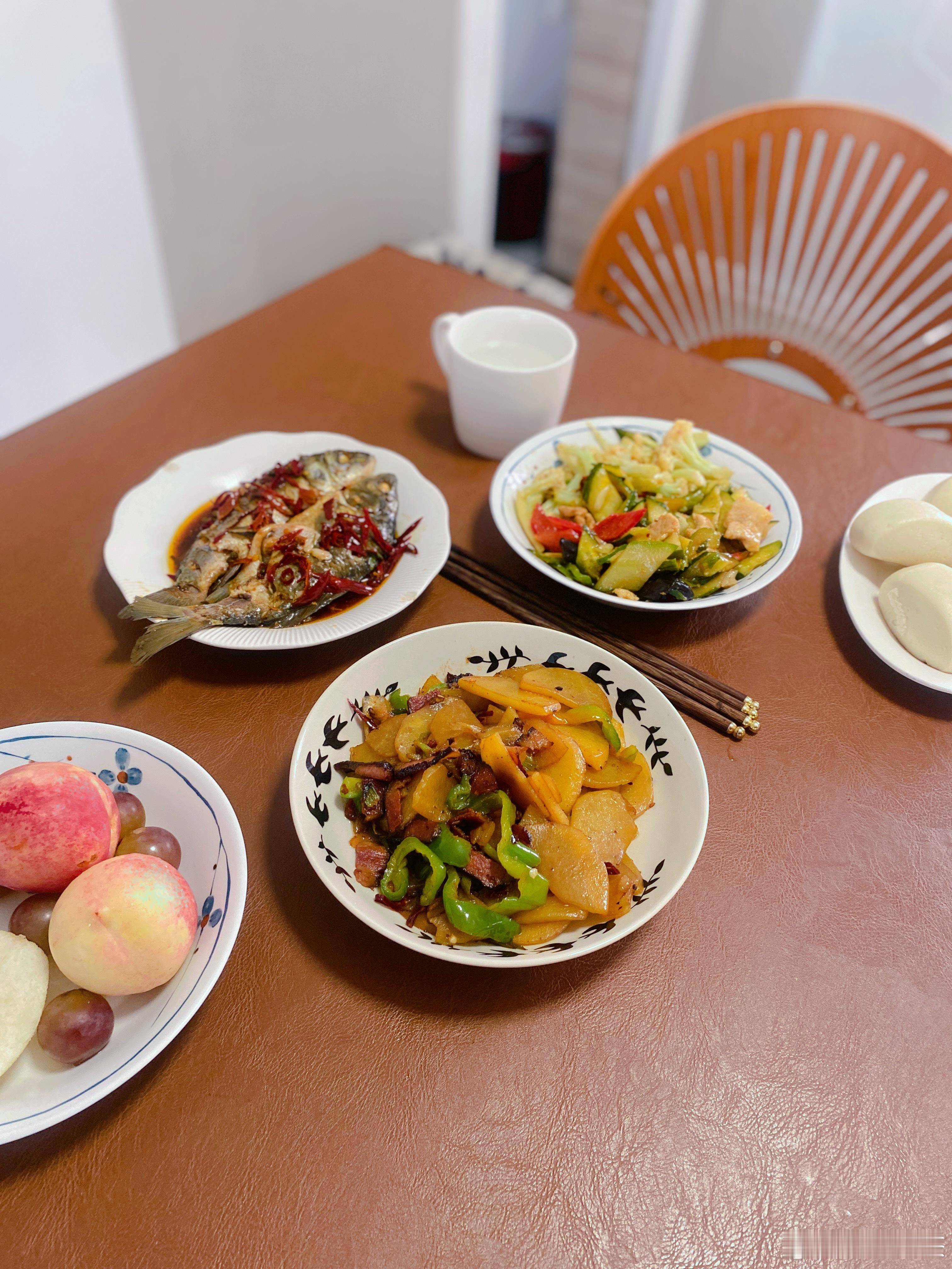 高三生的家常便饭腊肉土豆片、辣炖草鱼、黄瓜鱼片今日午餐简简单单又一餐好好吃饭好好