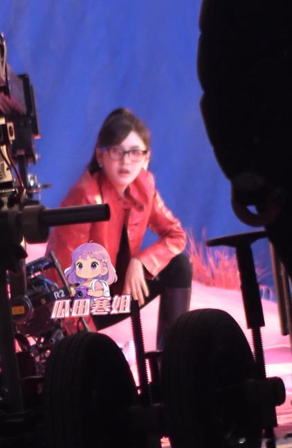 章若楠红色皮衣爆改千禧辣妹 章若楠也太适合甜酷风的打扮了，好漂亮啊~章若楠视频：