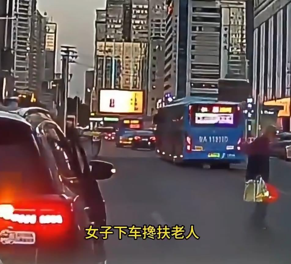 9月12日，甘肃地区网友发布一段视频：在车流繁忙的马路上，一位老人拎着好几包东西