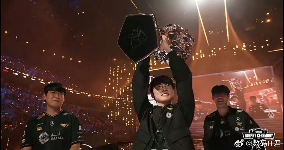 Faker 又又又又又又夺冠了！恭喜T1 三连冠，Faker 六冠王，无敌了。[