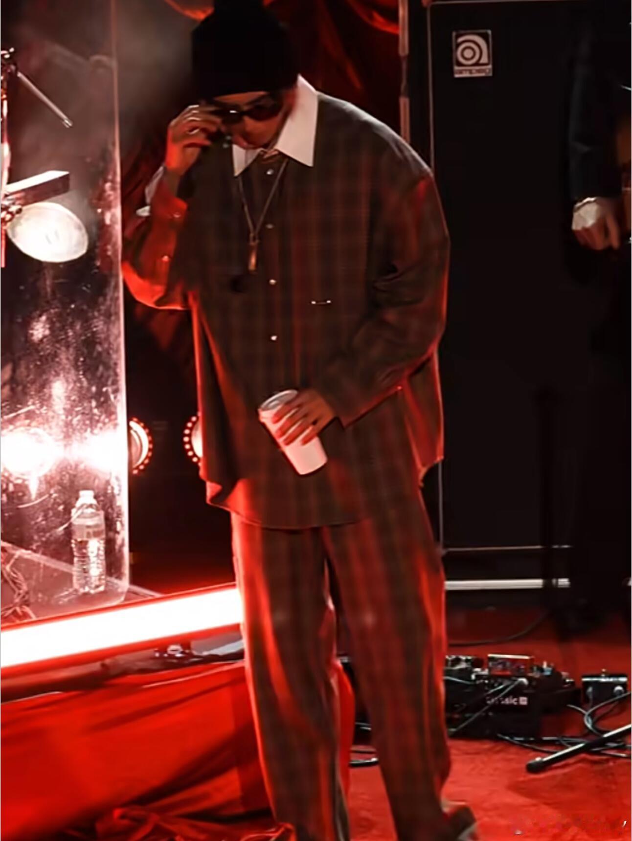 0420蔡徐坤华盛顿巡演同款穿搭上身：Private Policy 格纹西装套装