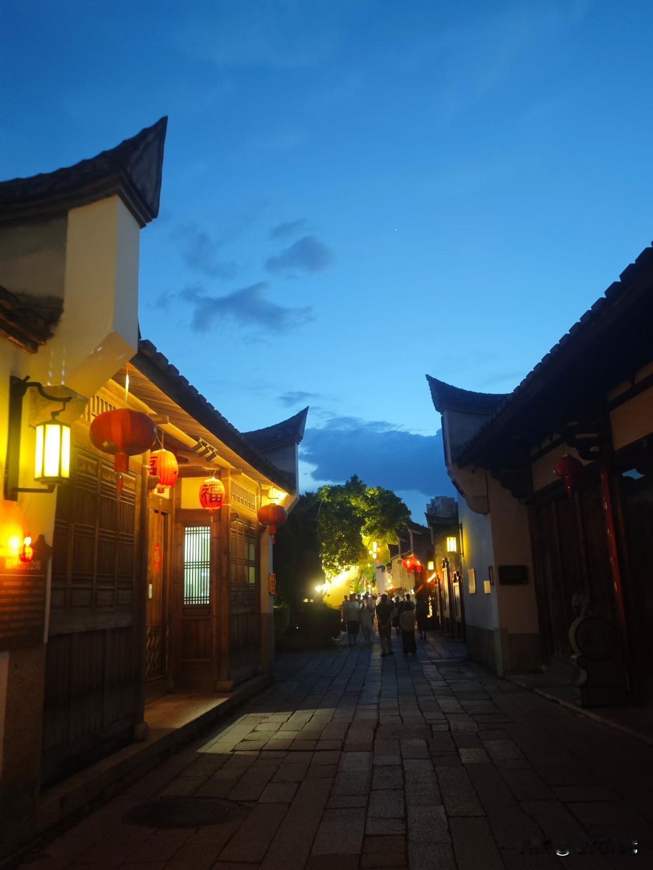 福州这天气出门即中暑的感觉，热到不行了[破涕为笑]
