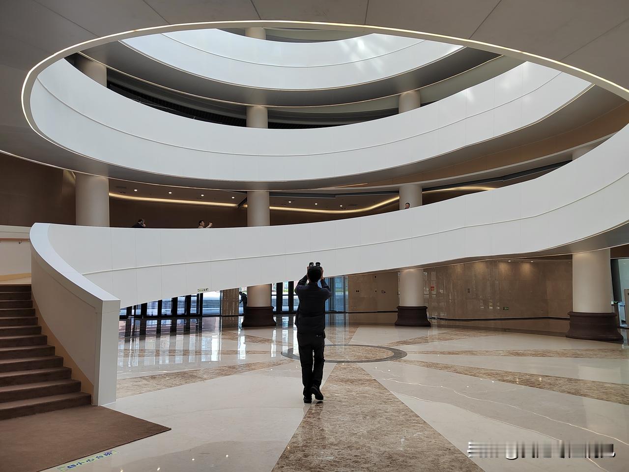 你猜我在哪？｜建筑属实是一门艺术。近日，来到山东枣庄最年轻的高校——枣庄应用技术