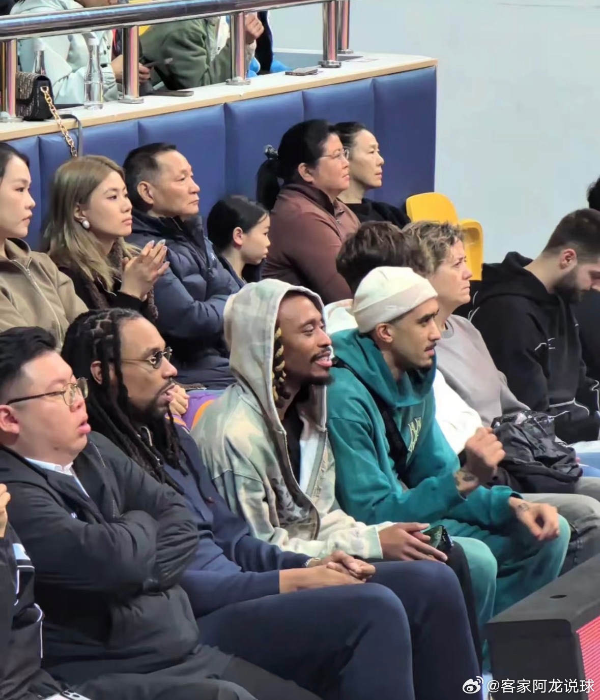 哇，可以哦，广东宏远3外援（萨林杰、奎因、麦考尔）去看广东女篮的主场比赛，同城球