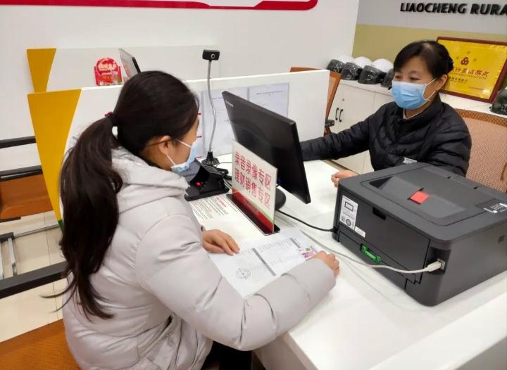 你有在农村商业银行购买理财产品的习惯吗？你可发现，那些理财产品的合同协议字体很小