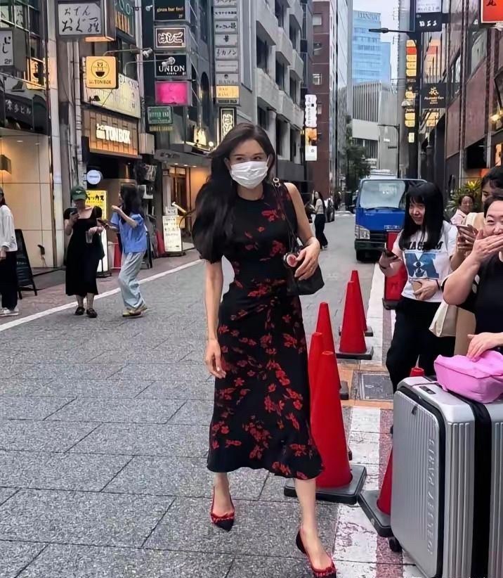 我的天，这居然是林志玲！和东京街头普通妈妈桑已经没有区别了 