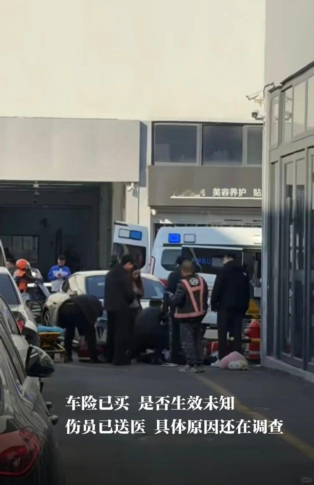 交警确认杭州小米交付中心发生车祸杭州下沙小米交付中心，一名提车的小米车主把边上中