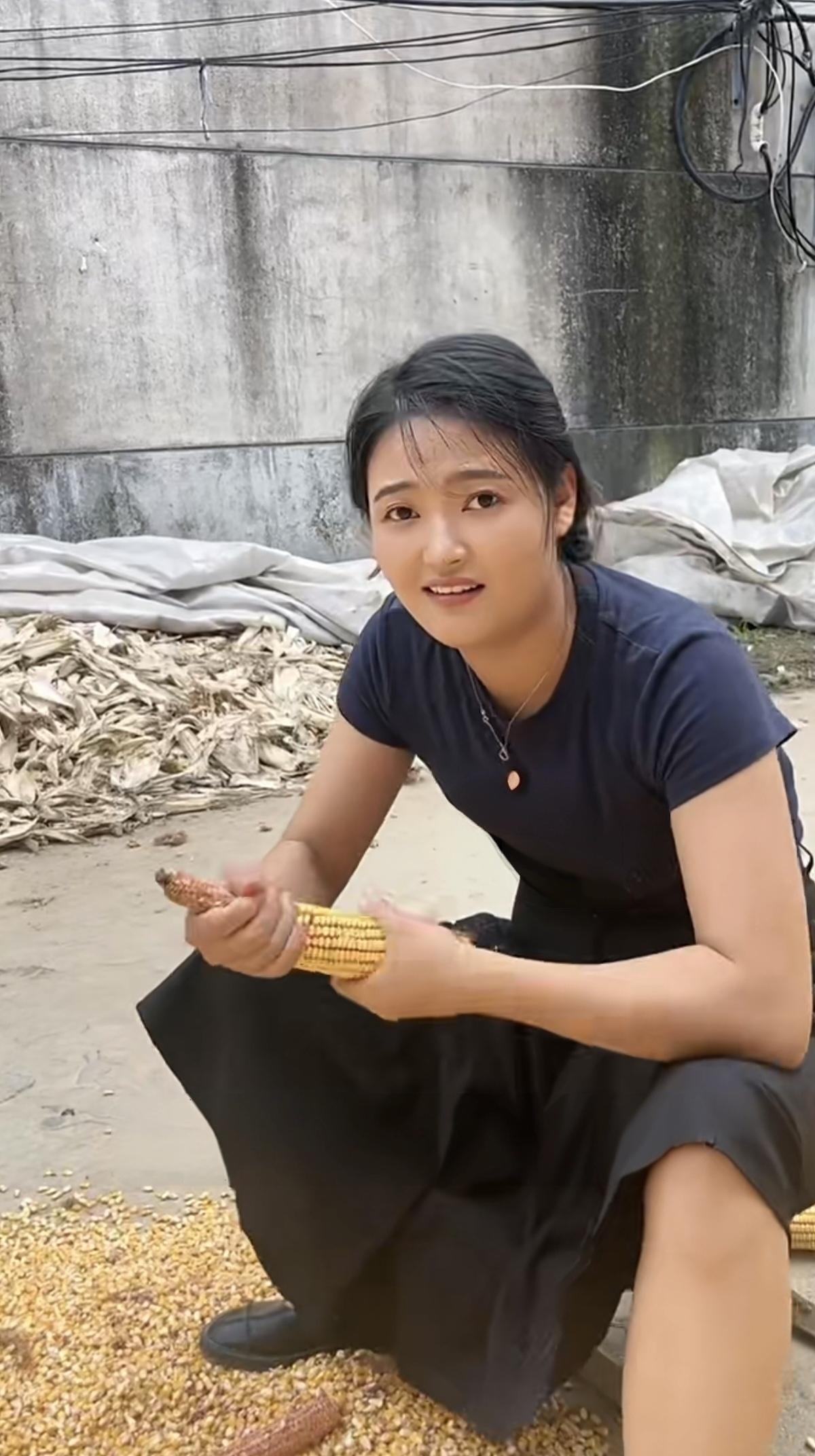 老公外出去务工，
孩子上学要接送。
二亩庄稼要打理，
…………………………
请你