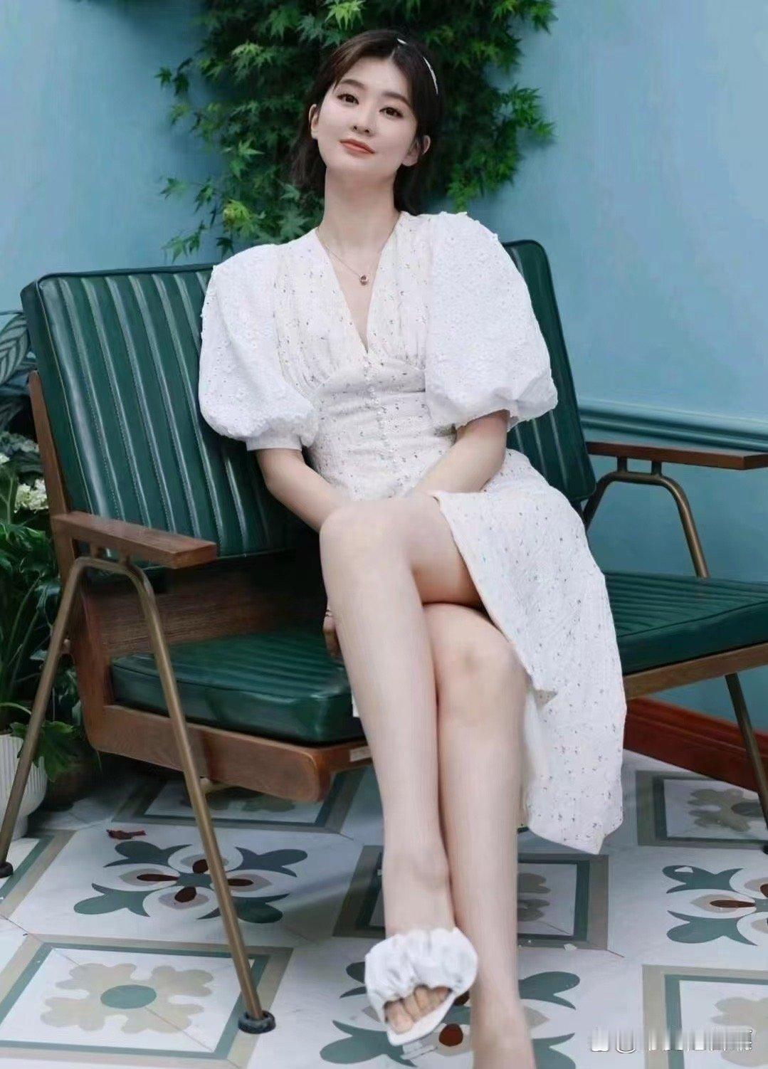 乔欣剪了短发，造型真的很适合她，又美又温柔，气质立马提升了好几个档次。长发短发都