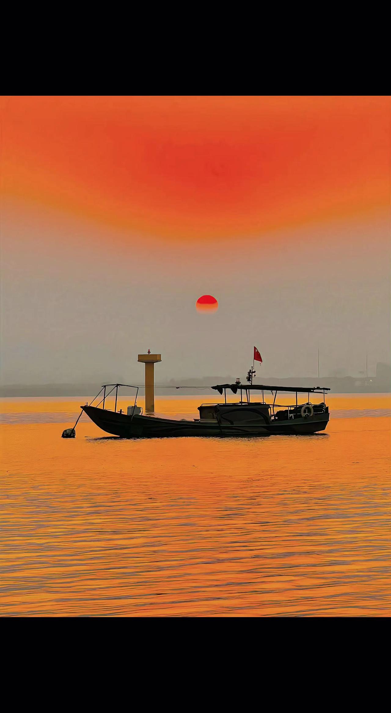 🌅落日把江面煮成糖浆，船是漂泊的糖块🍬。孤独是无声的帆，载着整座天空的温柔?