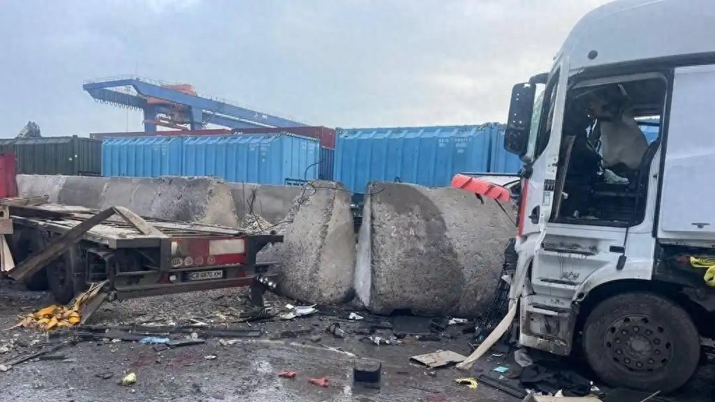 敖德萨港下午两点半，四声巨响撕裂了海风。二十辆救护车呼啸着冲向港口，而莫斯科的新