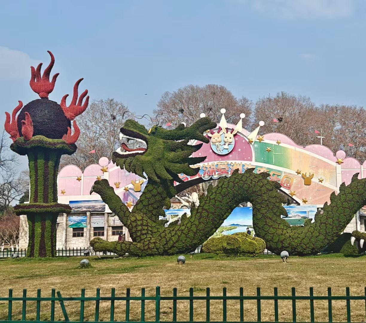 人老了的真正底气，从不是攒下多少财富、拥有多高地位，而是兜里有够花的钱，身边有暖