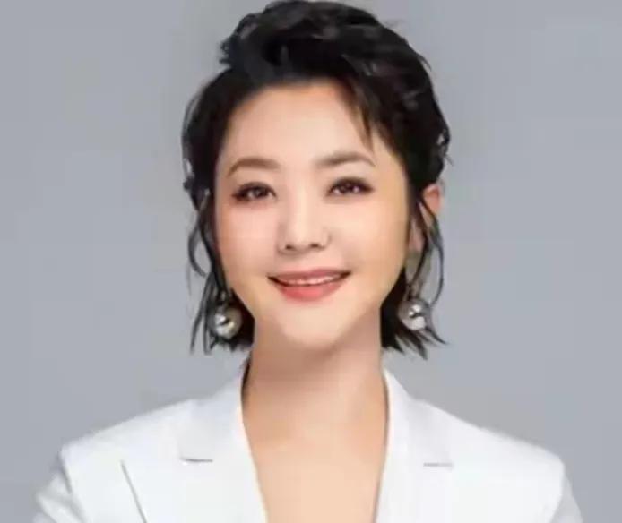 气质如兰的方琼
方琼年轻时的风采，展示了其多样的服装和惊人的美貌。通过回顾方琼的