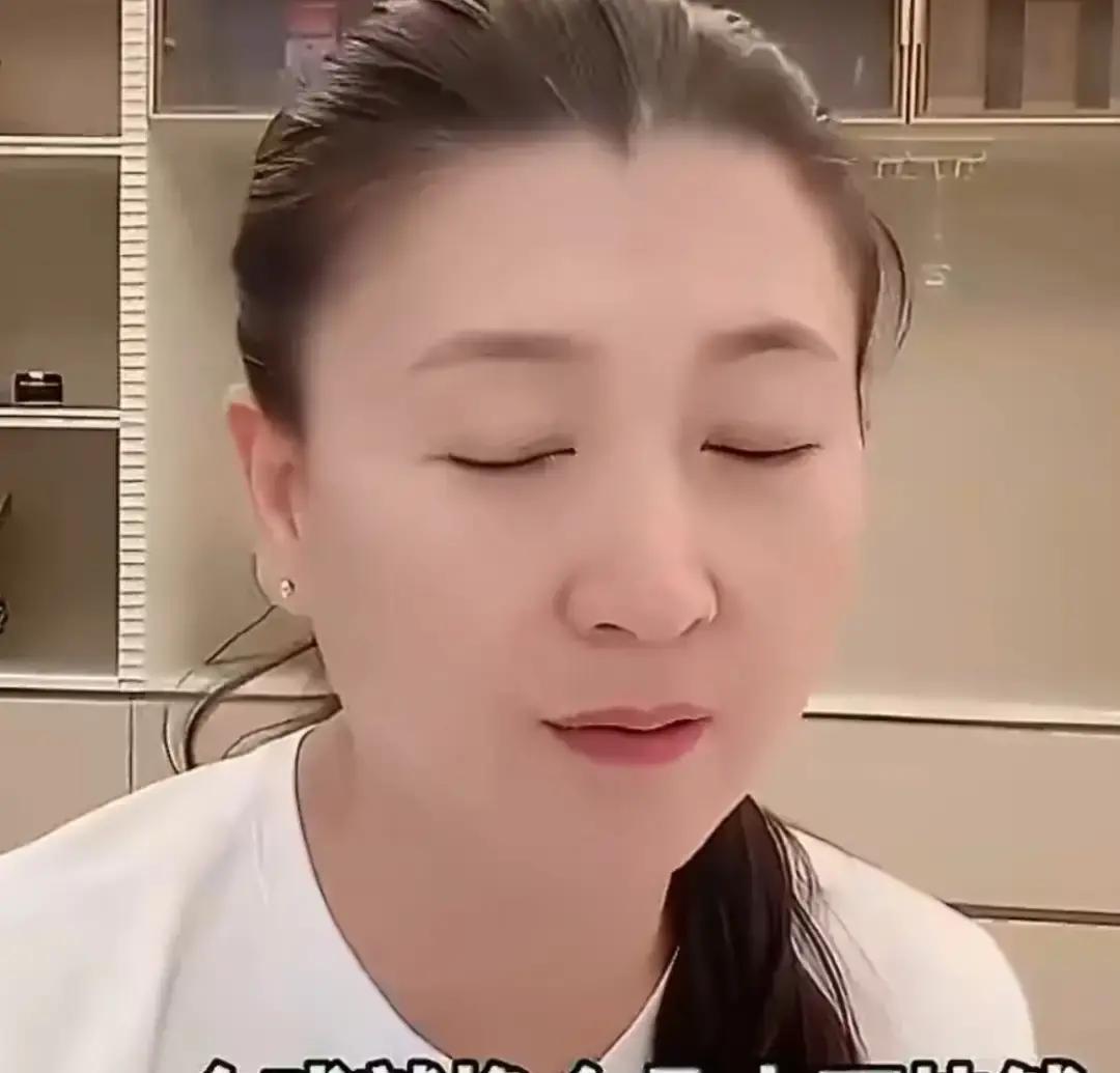 国家一级演员直播哭穷，年收入曝光网友炸锅
 
闫学晶在直播间抹眼泪，说“现在演戏