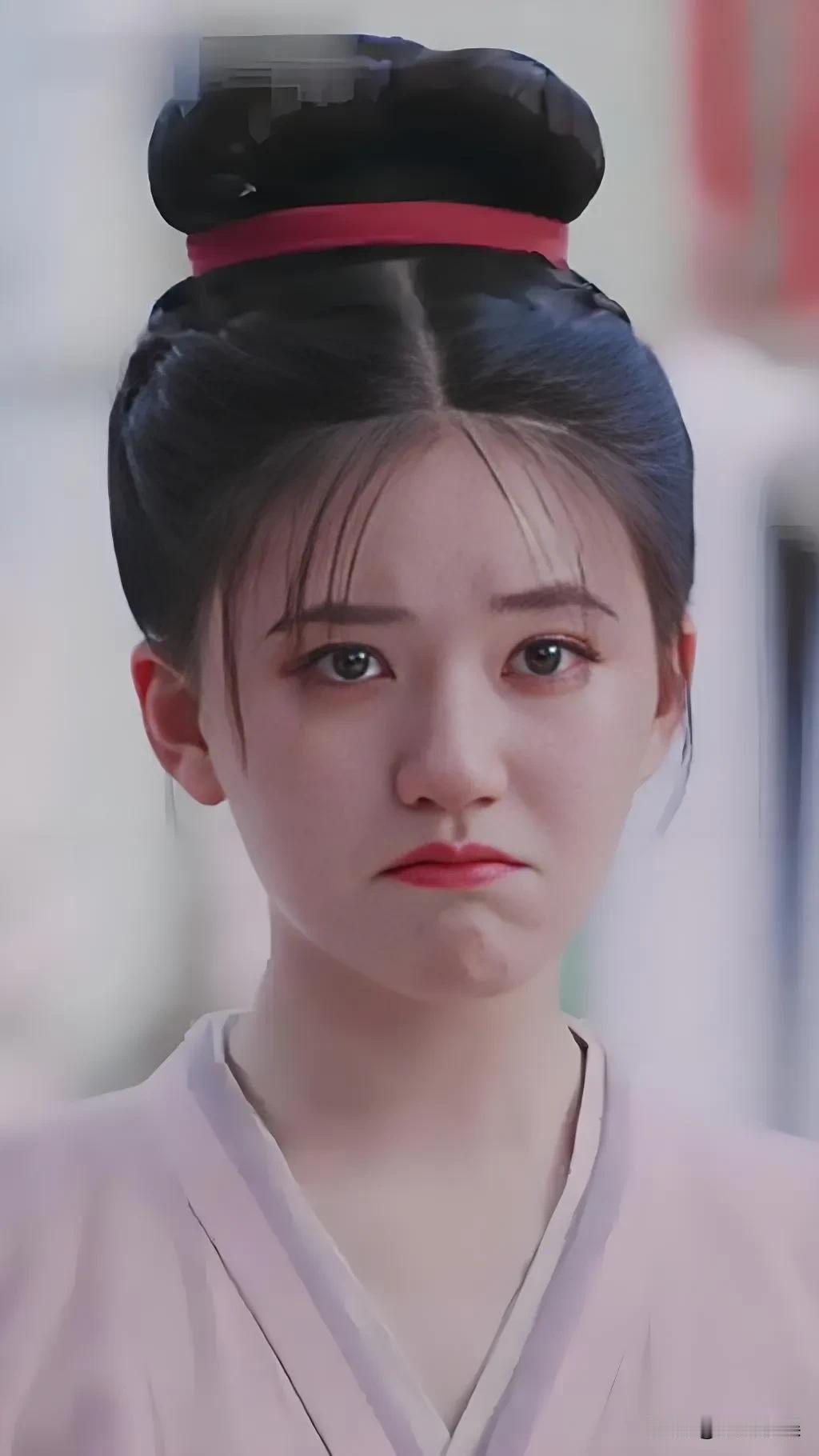 赵露思，给所有那些想进娱乐圈里的少男少女们提了个醒，没后台的人得三思！
娱乐圈的