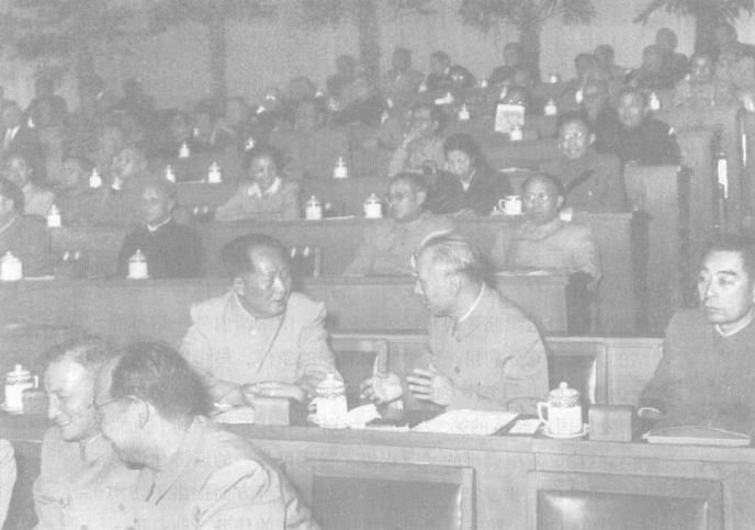 刘少奇同毛泽东在中共八大主席台上交谈。