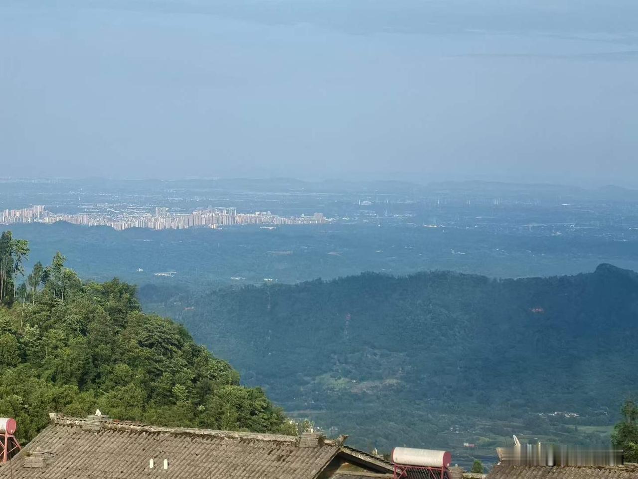 登临高海拔羌寨，凉风拂面，极目远眺，整座城市在通透的能见度下尽收眼底。置身其间，
