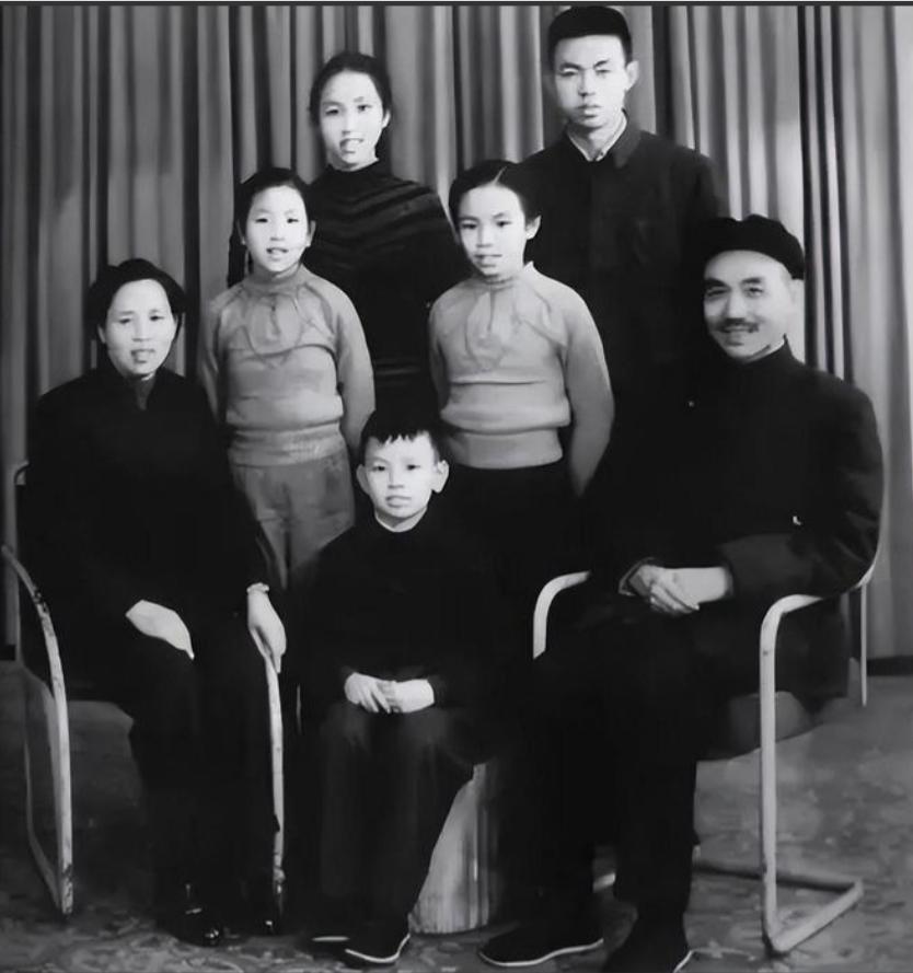 1955年评级，他建国后长期休养，没有军衔，没有工作。毛主席，周总理同时给出意见