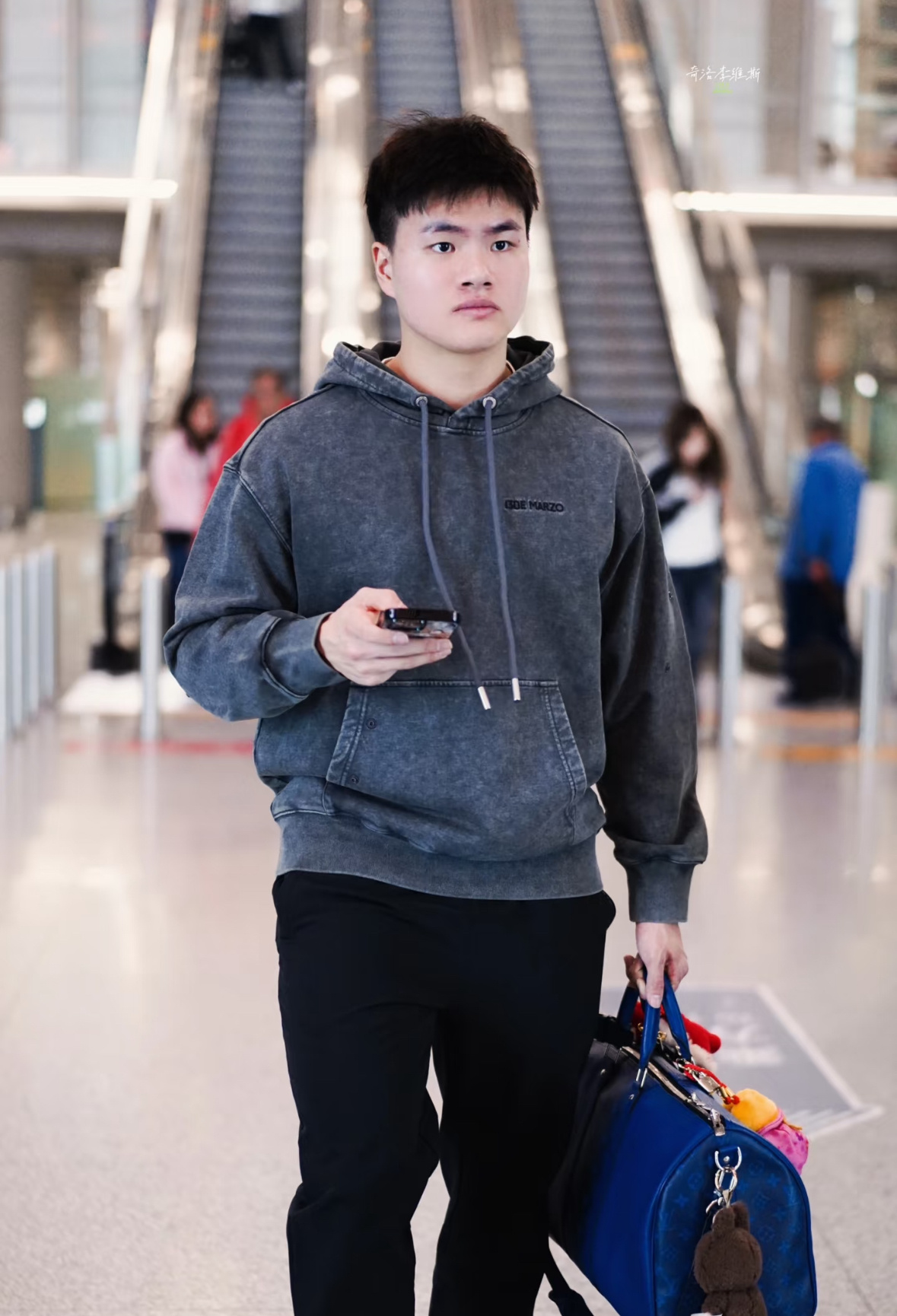 感觉是小时候会剃这种发型的男孩 