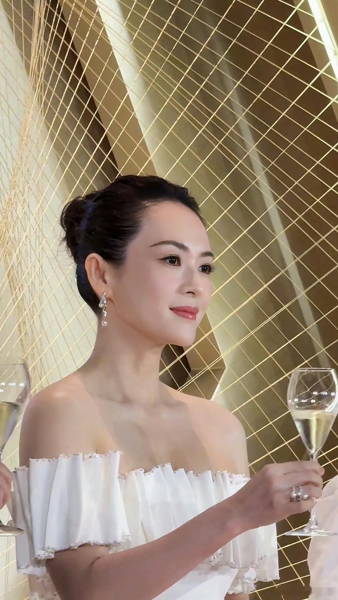 #章子怡熬夜看奥运会# 章子怡在活动中说近期都没有新的工作，和大家一样都在熬夜看