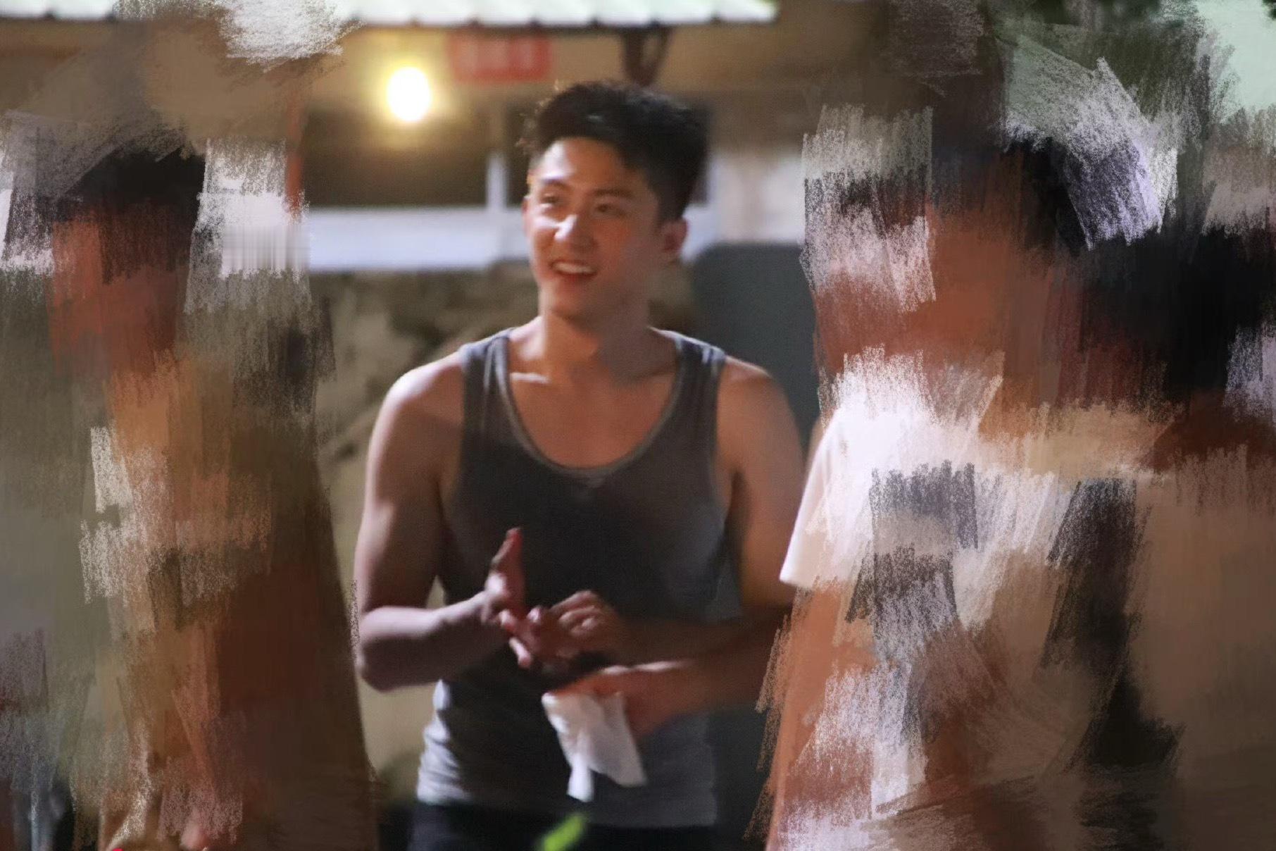 穿老头背心最好看的男人