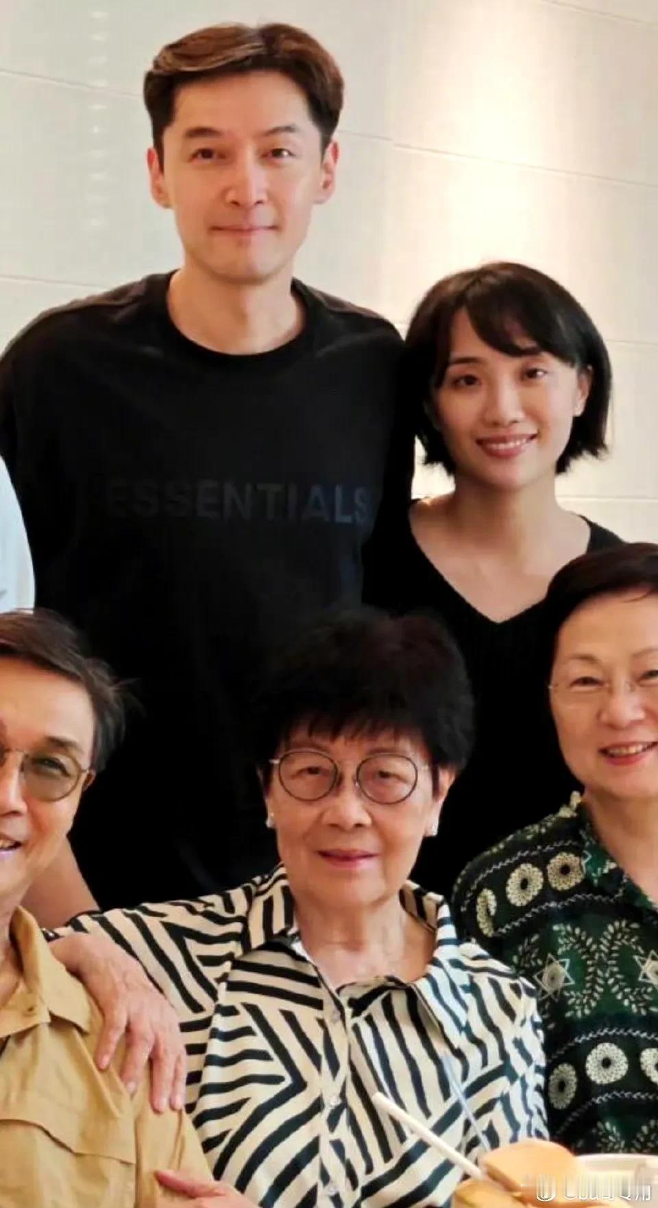 看胡歌老婆的正面照就知道，胡歌早就悟透了。他老婆虽然长相平平无奇，与胡歌完全不登