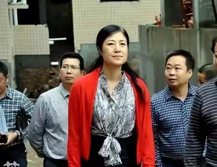 女人慕强，第一，男人拥有权力，就是强者。第二，男人拥有财富，就是强者。第三，男人