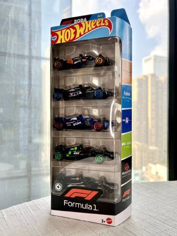 30天模型连送挑战 第102期今天【抽奖】送出的是：风火轮F1五车套装评论区聊聊