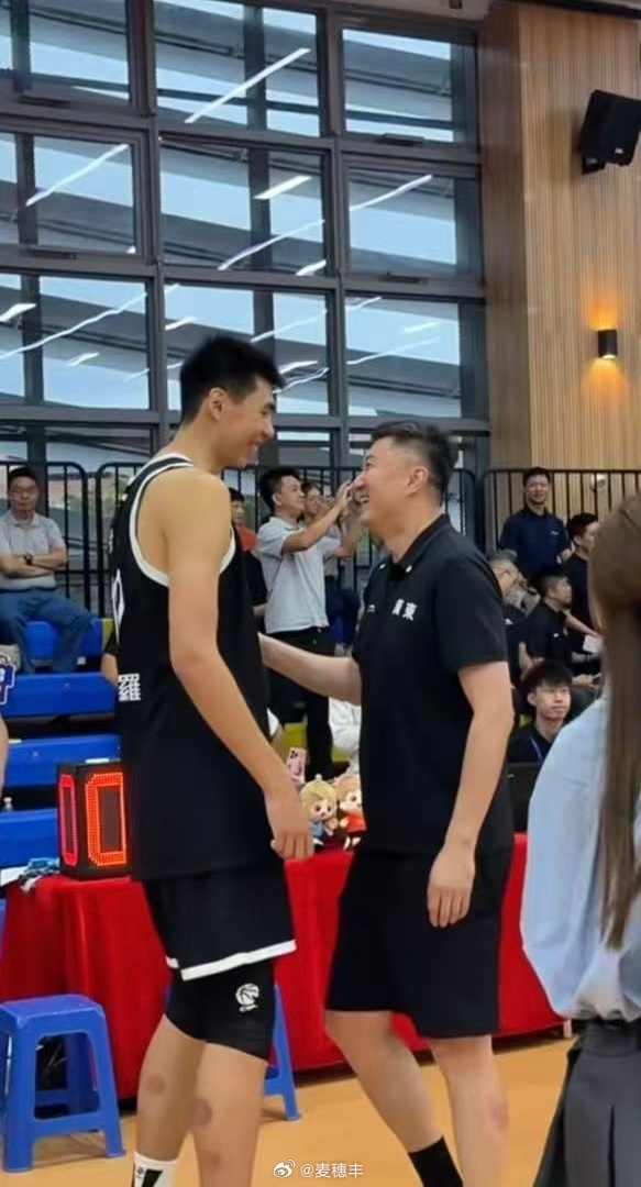 曾是师徒，还是朋友，没准未来还能再续师徒缘分，相见当然满是笑容。[good][g