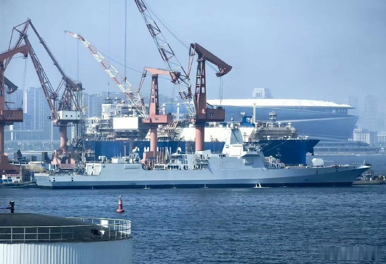达利安造船厂舾装中的055型驱逐舰，据传舰名 “AnQing” (110)，为0