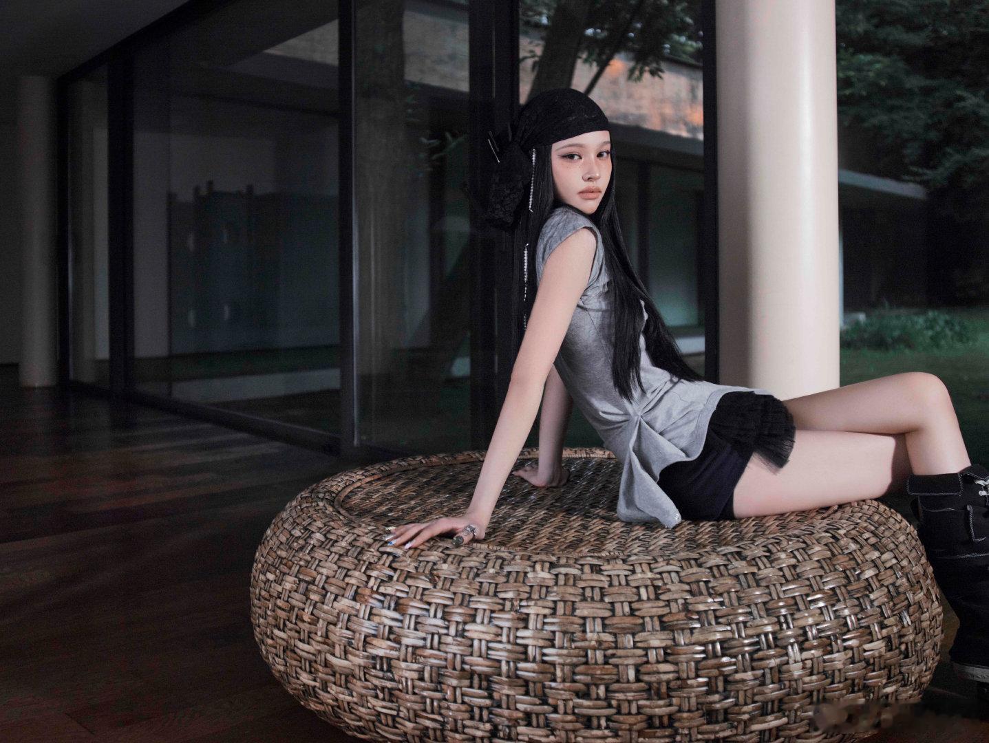 李秀满女团回归A2OMAY回归 五小魅舞台表现力亮眼，配上轻盈仙曲，整组画面干净