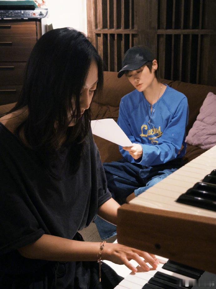 李宇春和陈粒一起研究音乐李宇春陈粒联动 被这组合照戳到，李宇春陈粒坐在一起研究音