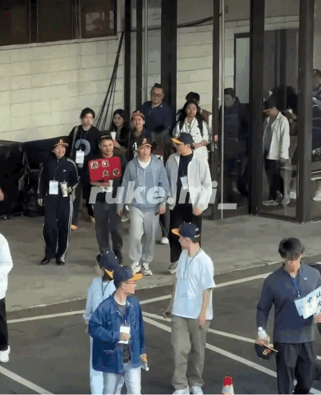 马龙去棒球馆参加活动了，走的时候还被粉丝赠送两个中白球，笑得好开心 