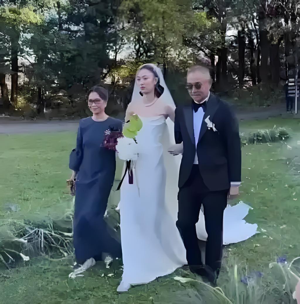 丽江玉龙雪山下，霍家三少爷霍启仁的婚礼现场，霍震霆、朱玲玲罕见同框！



霍启