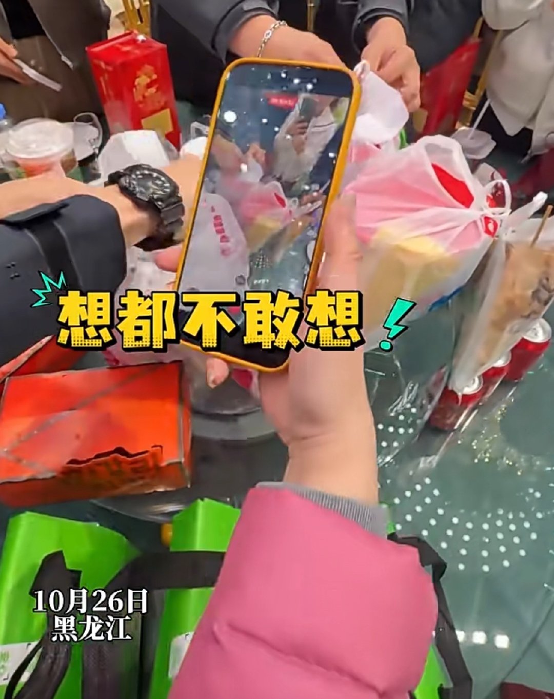 参加婚礼吃了一桌子外卖让宾客们也不用来了，就在自己家里吃。点好外卖给他们送家去，