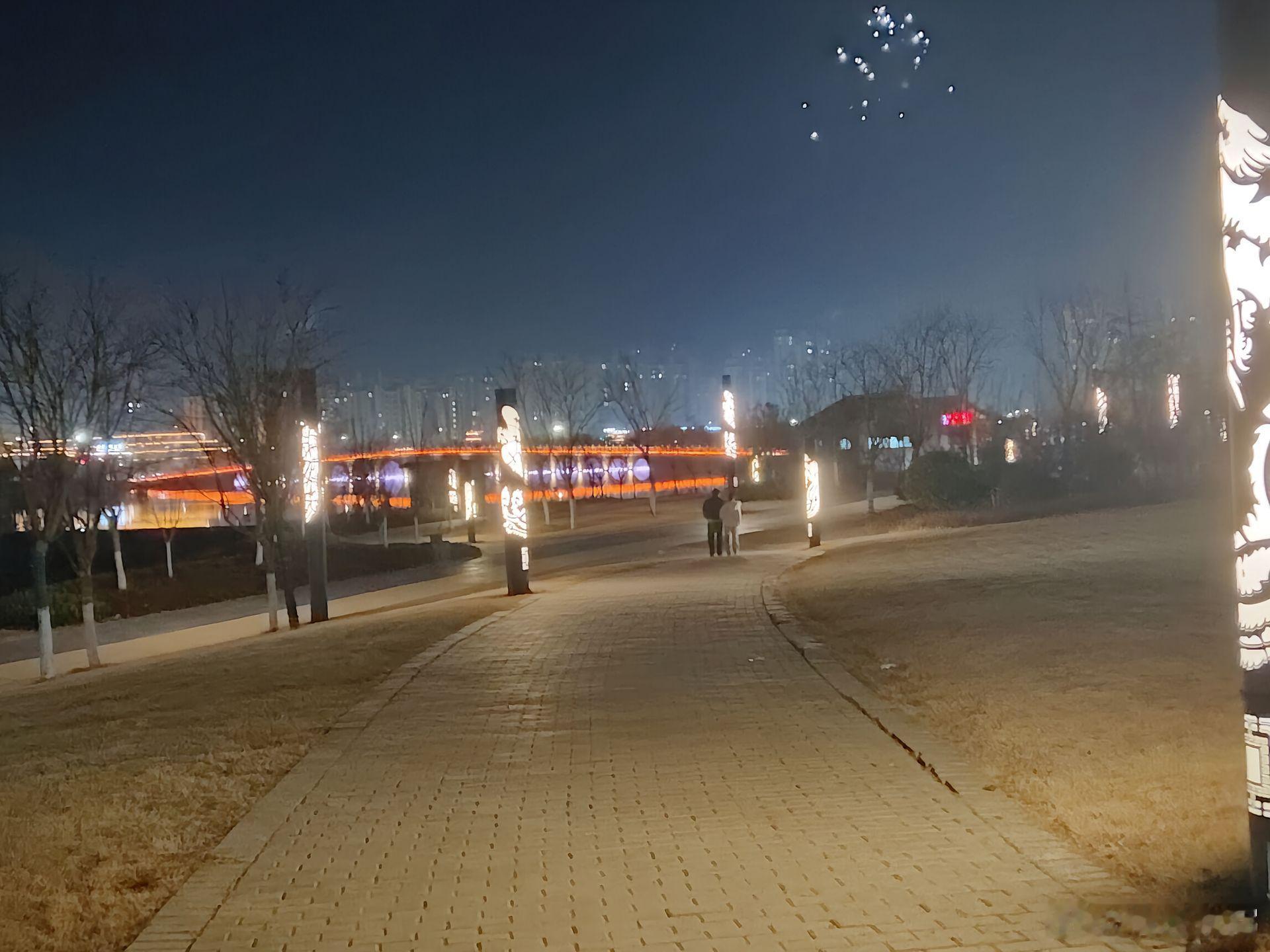 情感 这一路走来，谁不是带着伤，一边崩溃一边自愈。心里的苦，没人懂；肩上的累，没