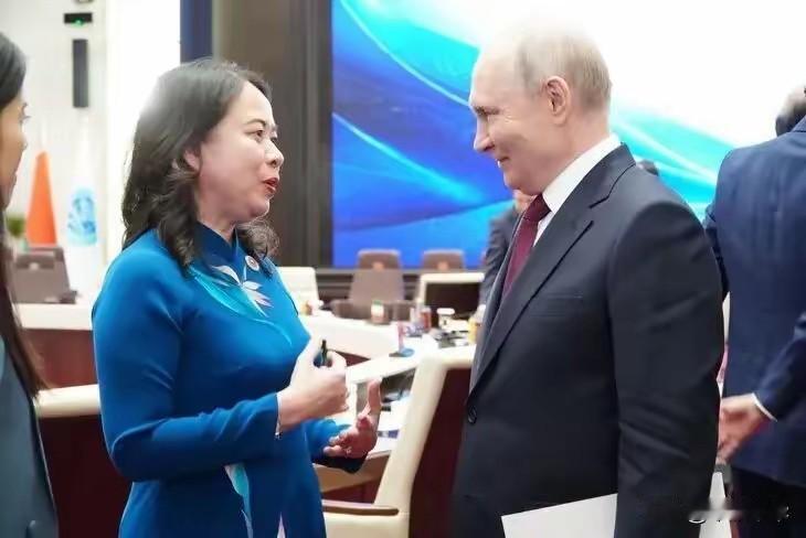 “峰会瞬间”，俄罗斯总统普京与越南国家副主席武氏映春在吉尔吉斯坦举行的上海合作峰