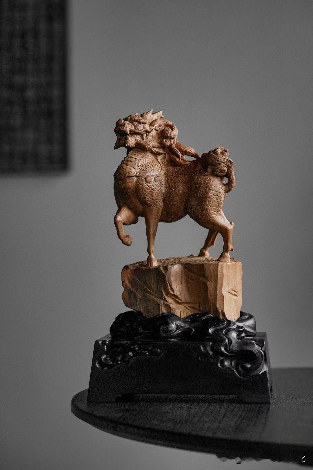 有些气，不是猛，是稳。

老山檀的沉润里，
这只麒麟站得很定。

鳞甲密而不乱，