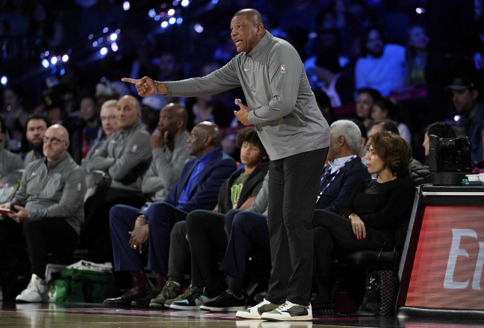 #里弗斯说团结雄鹿很困难# let's go！雄鹿主帅里弗斯参加节目时表示：“这