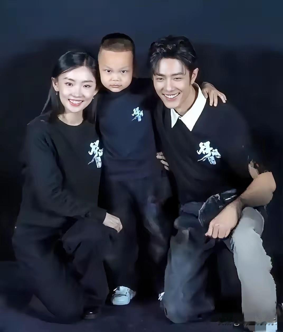 这样看两人般配多了，
原来周依然是那种淡妆浓抹总相宜的美女，而不是清水出芙蓉的女