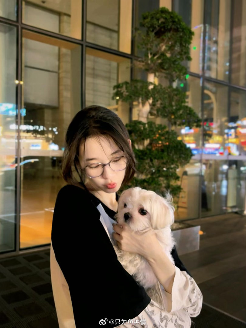 张艺凡上班带狗饭撒 上班路透里她元气满满跟粉丝打招呼，身边的小狗也探出头来凑热闹