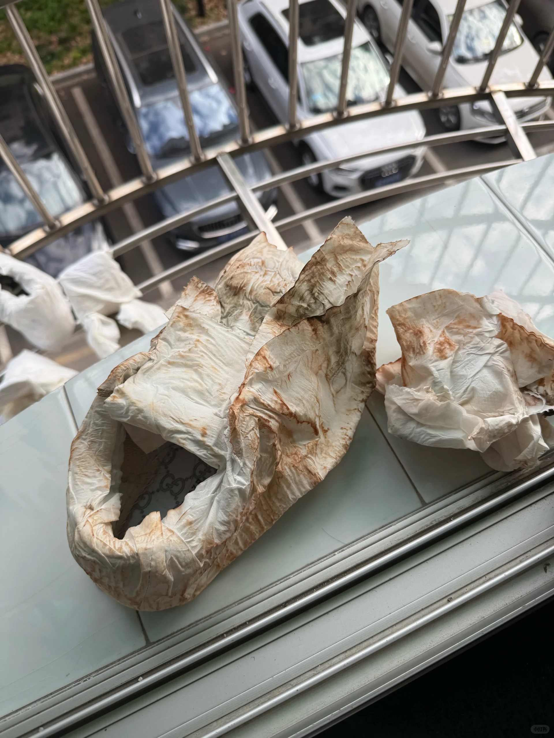 刷完的小白鞋好像案发现场...