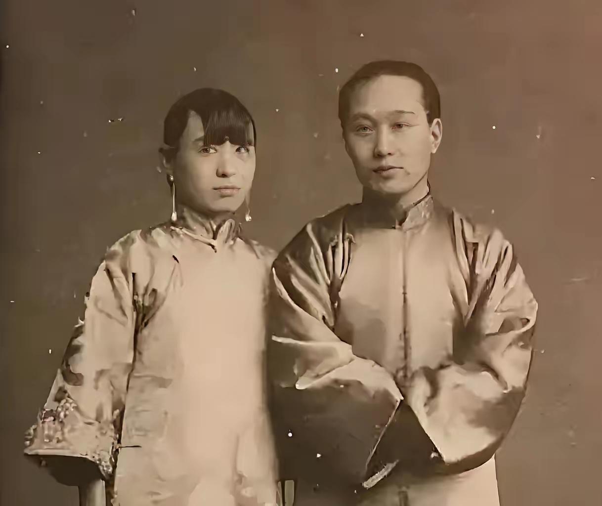 1918年，京剧大师荀慧生娶妻，入洞房后，迫不及待将新娘抱床上。不料红盖头一掀，